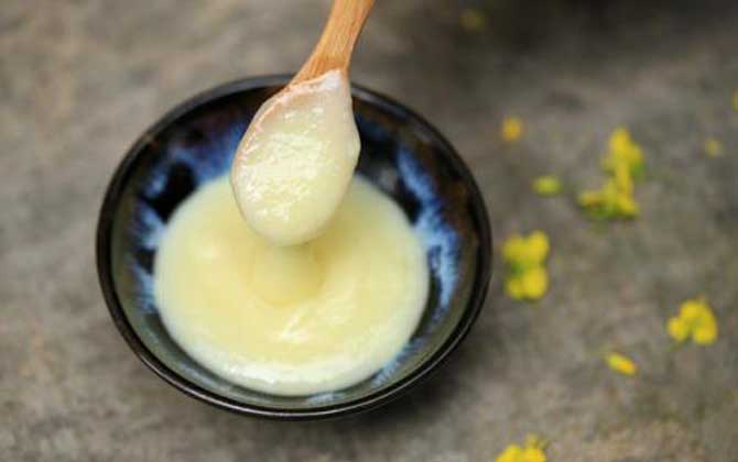 女人長期吃蜂王漿的好處,不但能美容養顏,還能延緩衰老速度! 蜂王漿