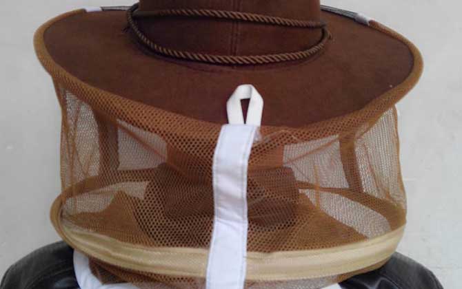 養(yǎng)蜂不僅要技術(shù),還要養(yǎng)蜂工具,這些工具可使蜜蜂養(yǎng)殖事半功倍! 面網(wǎng)