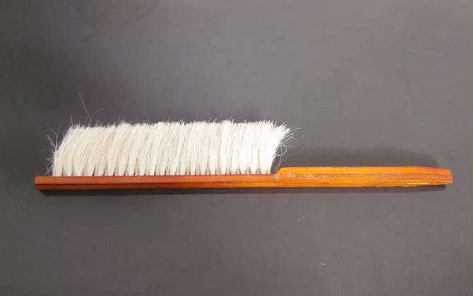 養(yǎng)蜂不僅要技術(shù),還要養(yǎng)蜂工具,這些工具可使蜜蜂養(yǎng)殖事半功倍! 蜂帚