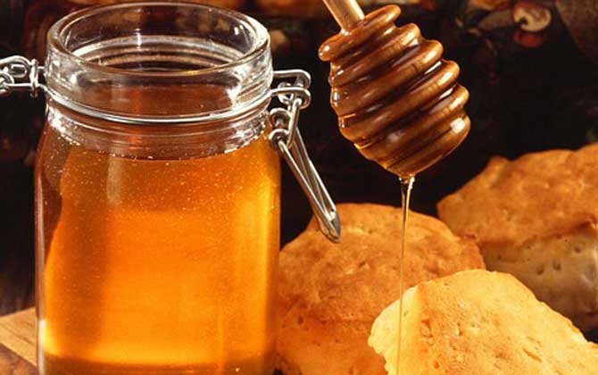 蜂蜜存了五六年還能吃嗎?要看有沒有變質,只要沒變質就還能吃! 蜂蜜