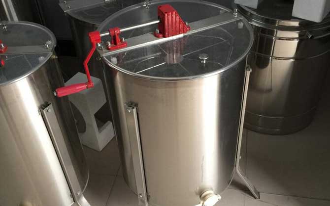 養(yǎng)蜜蜂專用工具有哪些?主要是蜂箱,其他還有隔王板、囚王籠等! 搖蜜機(jī)