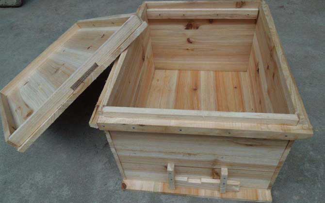 養(yǎng)蜜蜂專用工具有哪些?主要是蜂箱,其他還有隔王板、囚王籠等! 蜂箱