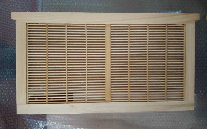 養(yǎng)蜜蜂專用工具有哪些?主要是蜂箱,其他還有隔王板、囚王籠等! 隔王板