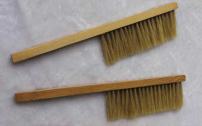 養(yǎng)蜜蜂專用工具有哪些?主要是蜂箱,其他還有隔王板、囚王籠等! 蜂掃