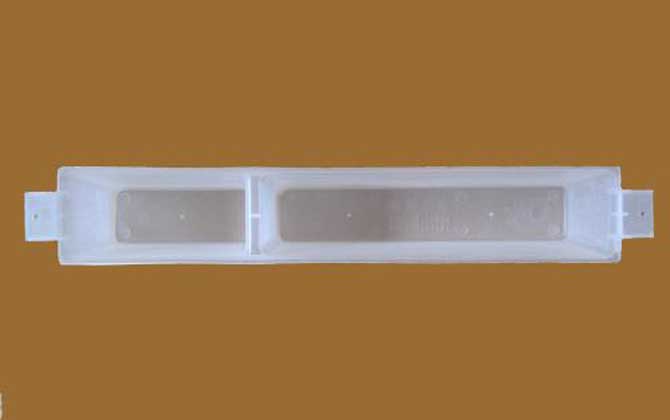 養(yǎng)蜜蜂專用工具有哪些?主要是蜂箱,其他還有隔王板、囚王籠等! 飼喂器