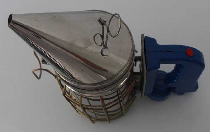 養(yǎng)蜜蜂專用工具有哪些?主要是蜂箱,其他還有隔王板、囚王籠等! 噴煙器