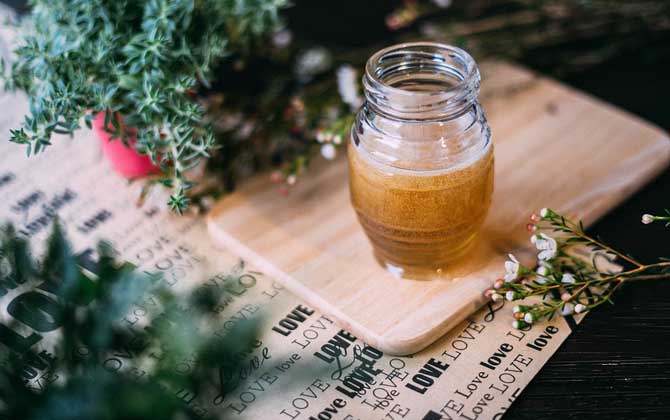 經(jīng)常吃蜂蜜有什么好處?從營養(yǎng)成分上看,蜂蜜的確是天然營養(yǎng)品! 蜂蜜