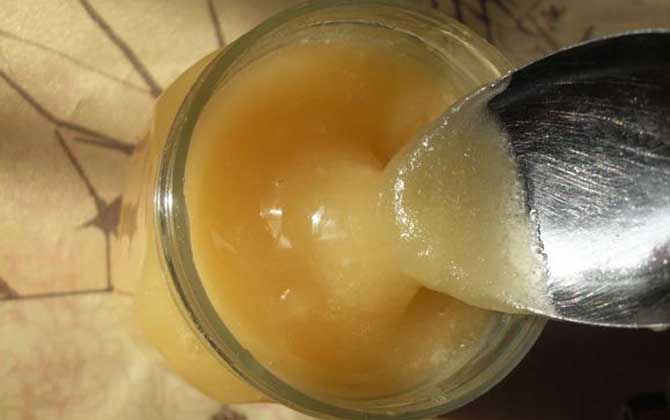 蛋清加蜂蜜能做面膜嗎?答案是能,不但美白祛斑,還能潤膚除皺! 蜂蜜