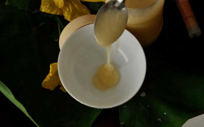 真蜂蜜會結晶嗎?結晶是蜂蜜的特性,所有自然成熟蜜都能結晶! 蜂蜜