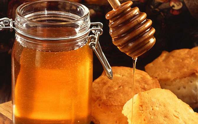 蜂蜜可以放冰箱嗎?完全沒(méi)有問(wèn)題,但長(zhǎng)時(shí)間放冰箱中會(huì)自然結(jié)晶! 蜂蜜