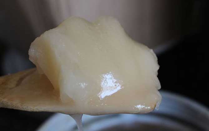 蜂蜜可以放冰箱嗎?完全沒(méi)有問(wèn)題,但長(zhǎng)時(shí)間放冰箱中會(huì)自然結(jié)晶! 蜂蜜