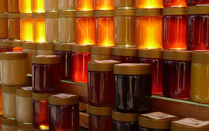 蜂蜜可以放冰箱嗎?完全沒(méi)有問(wèn)題,但長(zhǎng)時(shí)間放冰箱中會(huì)自然結(jié)晶! 蜂蜜