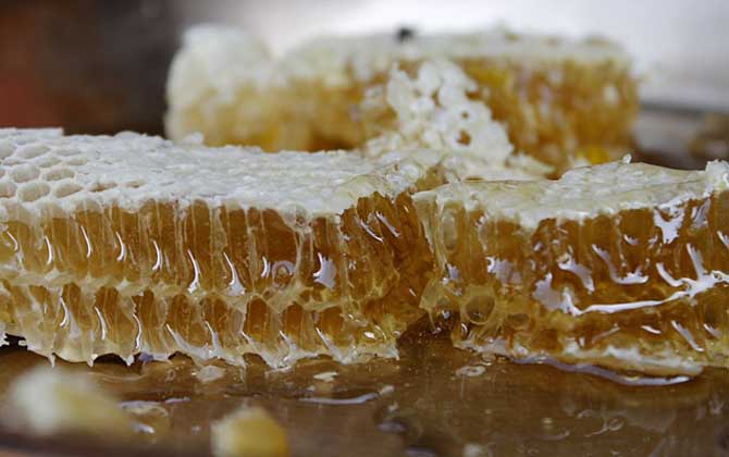 蜂蜜美容是真的嗎?答案是肯定的,更被譽(yù)為“可食用的美容劑”! 蜂蜜美容