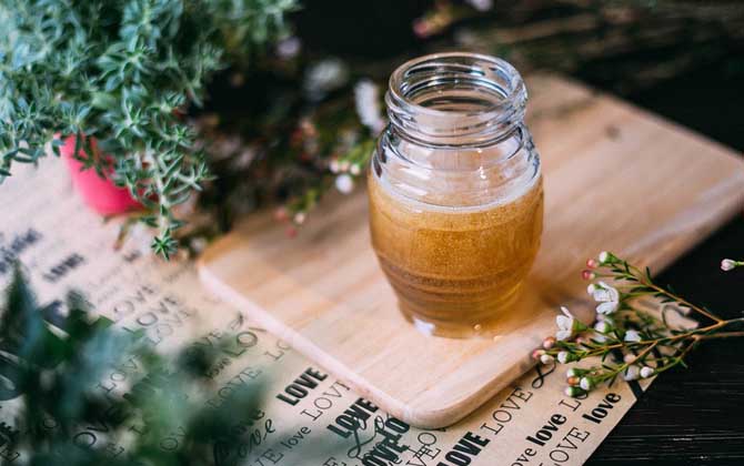 喝蜂蜜真的能減肥嗎?答案是蜂蜜能減肥,但吃法不正確反而增肥! 蜂蜜