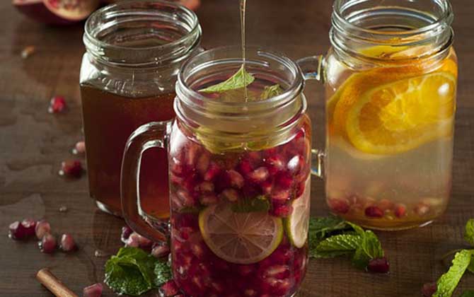 蜂蜜放了10年還能吃嗎?取決于蜂蜜是否變質(zhì),變質(zhì)的蜂蜜不能吃! 蜂蜜