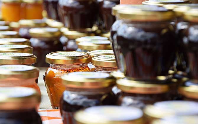 蜂蜜放了10年還能吃嗎?取決于蜂蜜是否變質(zhì),變質(zhì)的蜂蜜不能吃! 蜂蜜