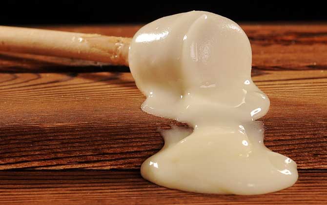 黑蜂蜂蜜的作用與功效有哪些?不但能潤腸通便,還能美容養顏! 黑蜂蜂蜜