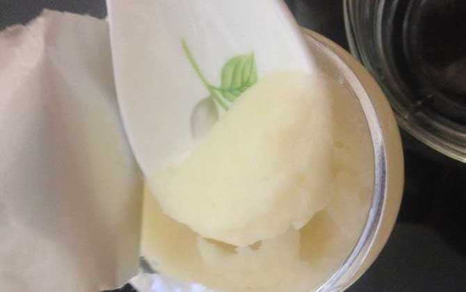 黑蜂蜂蜜的作用與功效有哪些?不但能潤腸通便,還能美容養顏! 黑蜂蜂蜜