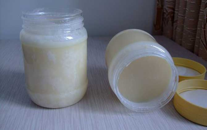 黑蜂蜂蜜的作用與功效有哪些?不但能潤腸通便,還能美容養顏! 黑蜂蜂蜜