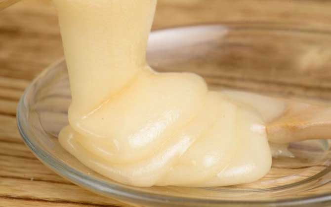 東北椴樹蜜多少錢一斤?一般不低于50元,品質(zhì)好的甚至要上百元! 東北椴樹蜜