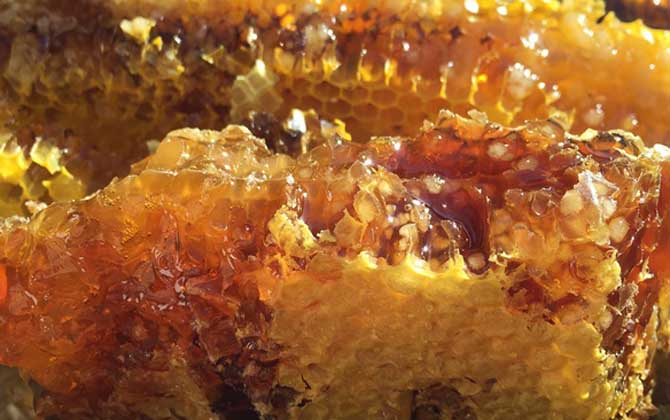 天然蜂蜜保質期多久?沒有嚴格的保質期,理論上能“永不變質”! 蜂蜜