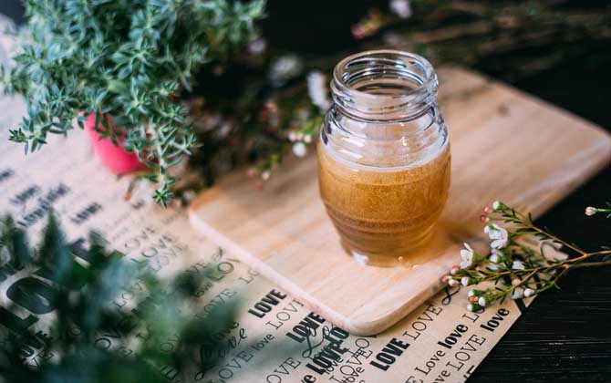 什么牌子的蜂蜜好?蜂蜜質量與品牌無關,但大品牌相對更有保障! 蜂蜜