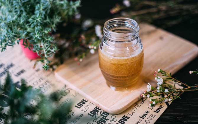 放了三年的蜂蜜還能吃嗎?看是否變質,沒有變質完全不影響食用! 蜂蜜