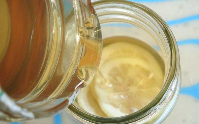 檸檬蜂蜜水最佳飲用時間,早上喝能排毒養顏,晚上喝能安神助眠! 檸檬蜂蜜水