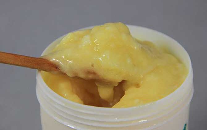 女性吃蜂王漿的最佳時間,建議盡量空腹食用,但不能過量食用! 蜂王漿