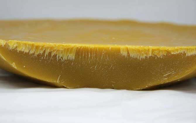 蜂蠟?zāi)男┤瞬荒艹裕恳话闳硕伎墒秤茫@4類人吃蜂蠟要小心! 蜂蠟