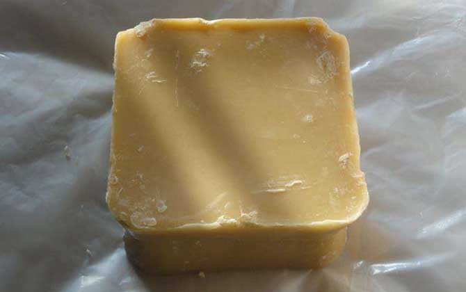 蜂蠟可以治療哪些病?主要是局部炎癥,原因是蜂蠟能抗菌消炎! 蜂蠟