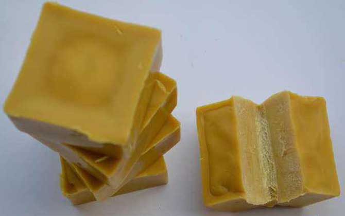 蜂蠟可以治療哪些病?主要是局部炎癥,原因是蜂蠟能抗菌消炎! 蜂蠟