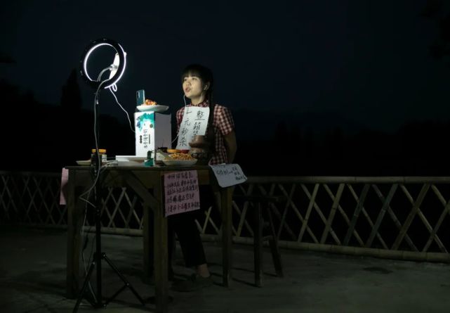 95后“村姑”靠直播插秧當上網紅(犁田、插秧、打鐵,真農活界“十項全能”)