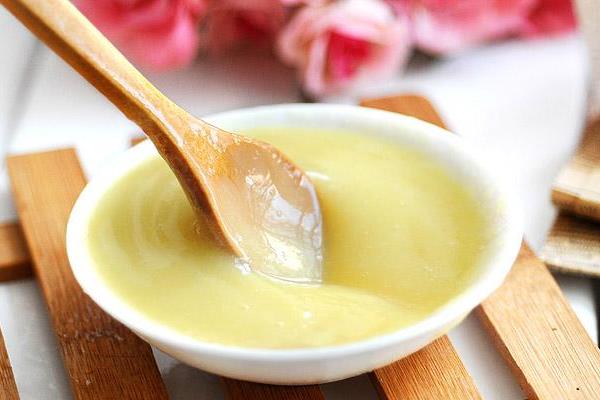 黑蜂愛吃什么(蜜蜂愛吃什么食物) 黑蜂愛吃什么(蜜蜂愛吃什么食物)