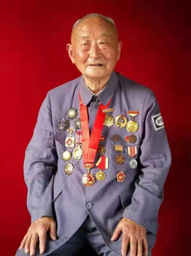 第九兵團(tuán)老兵回憶長津湖 《長津湖》首映日票房將破2億,98歲志愿軍老戰(zhàn)士聊觀感:不打這一仗新中國會(huì)很危險(xiǎn)