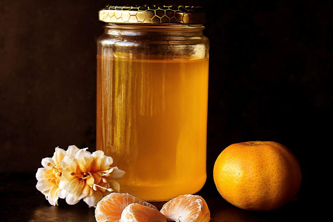 蜜蜂圍攻新蜂王是怎么回事（到底哪些原因會導(dǎo)致本群工蜂圍攻本群蜜蜂呢）