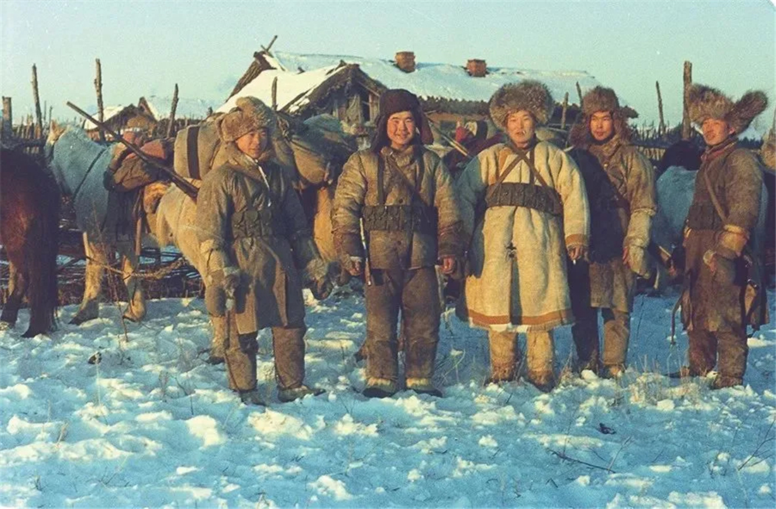 長白山多次出現“狽”，最早記載于西漢，奔跑時前腿搭在狼身上