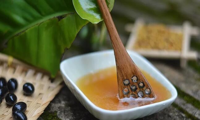 蜂蜜酸了還能吃嗎(輕微酸味可以食用) 蜂蜜酸了還能吃嗎(輕微酸味可以食用)