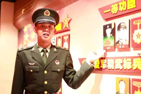 那個突然手握刺刀尖的戰(zhàn)士找到了(點(diǎn)贊,1米92的暖男) 那個突然手握刺刀尖的戰(zhàn)士找到了