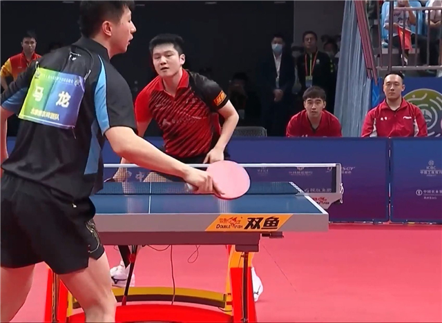 樊振東逆轉(zhuǎn)戰(zhàn)勝馬龍 鄧亞萍批評(píng)奏效!樊振東開(kāi)竅逆轉(zhuǎn)奪冠,原來(lái)?yè)魯●R龍靠的就這兩招