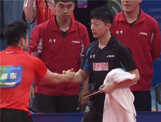 樊振東逆轉(zhuǎn)戰(zhàn)勝馬龍 鄧亞萍批評(píng)奏效!樊振東開(kāi)竅逆轉(zhuǎn)奪冠,原來(lái)?yè)魯●R龍靠的就這兩招