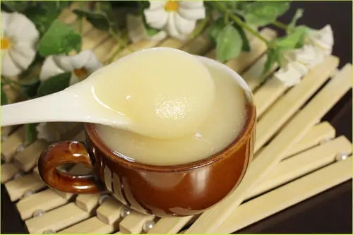 椴樹蜂蜜是白色的好還是黃的好(椴樹蜂蜜不同顏色的區別) 椴樹蜂蜜是白色的好還是黃的好(椴樹蜂蜜不同顏色的區別)