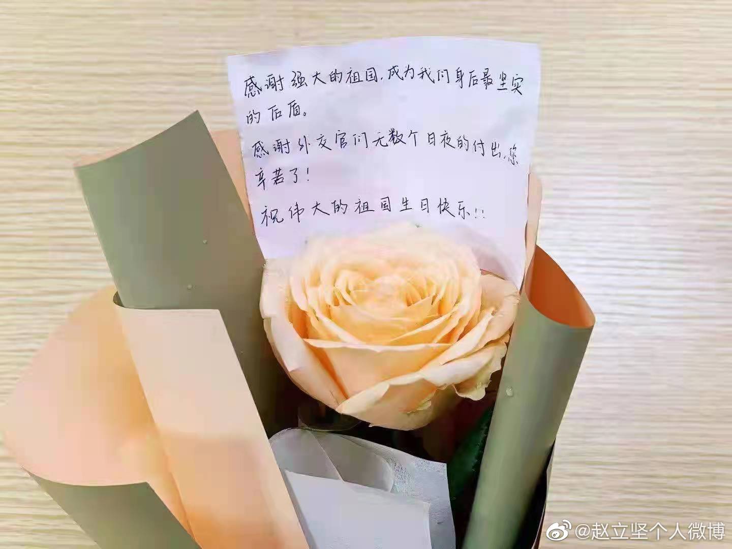 大學(xué)生獻(xiàn)花外交部感謝國(guó)家營(yíng)救孟晚舟，趙立堅(jiān)：深受感動(dòng)，也深受鼓舞