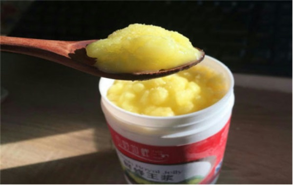 蜂王漿的功效與作用及食用方法(蜂王漿的作用是什么) 蜂王漿的功效與作用及食用方法(蜂王漿的作用是什么)