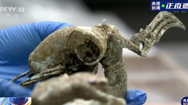 上新了！三星堆出土青銅小立人翹著蘭花指，太可愛，專家這么猜測