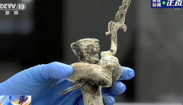 上新了！三星堆出土青銅小立人翹著蘭花指，太可愛，專家這么猜測