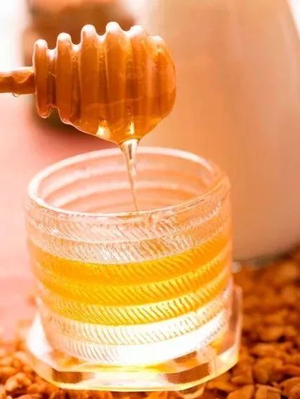 防止蜜蜂分蜂是關蜂王還是關王臺（如何控制蜜蜂不分蜂維持強群）