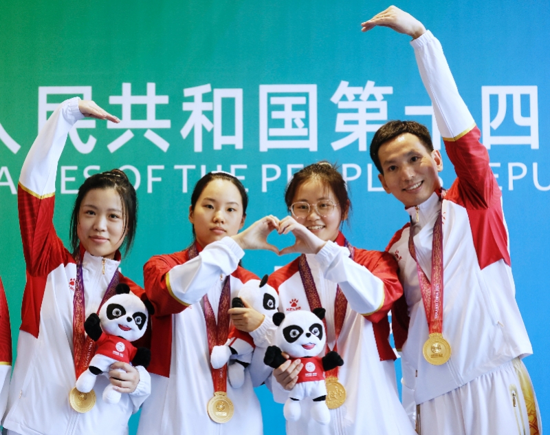 楊倩拿下全運第二金隊友比心祝賀 56天拿4金!楊倩助浙江奪全運團體金牌,賽后各種花式比心