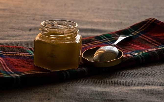 蜂蜜存了五六年還能吃嗎？要看有沒有變質，只要沒變質就還能吃！