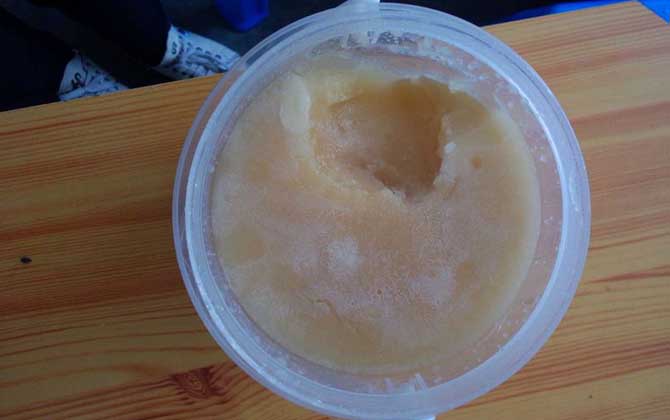 蜂蜜中摻白糖了會結晶嗎？可能結晶，但狀態與真蜂蜜卻截然不同！